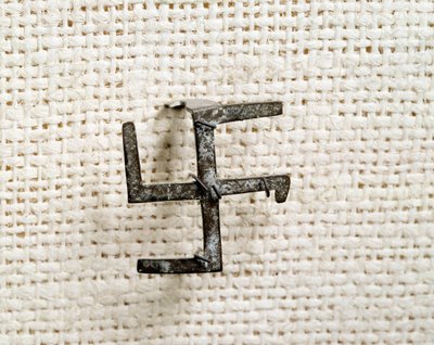 Kristen antikvitet: fibule i form af svastika (som vil inspirere korsgammeen). 1. til 3. århundrede. Nationalmuseet for arkæologi i Saint Germain en Laye af Paleo Christian