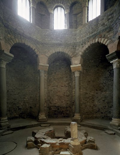 Paleochristian kunst: udsigt over det indre af baptistere, 5. århundrede. Frejus (Var) af Paleo Christian