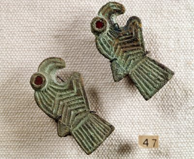 Kristen antikvitet: bronzefibler indlagt med granat i form af ørnehoveder. Nationalmuseet for arkæologi, Saint Germain en Laye af Paleo-Christian Paleo-Christian