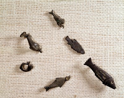 Kristen antikvitet: fibuler og metalsmykker i form af fisk. Nationalmuseet for arkæologi, Saint Germain en Laye af Paleo-Christian Paleo-Christian