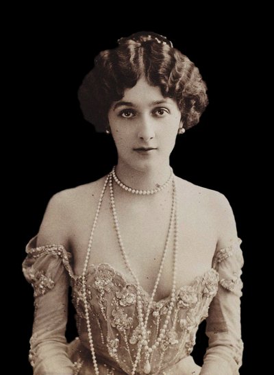 Portræt af operasangerinden Lina Cavalieri 1874-1944. af Paris . Photo studio Reutlinger