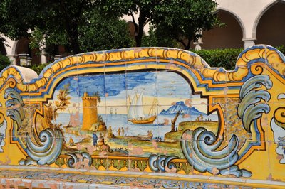 Napoli, Italien (Napoli, Italia): chiostro maiolicato, monastero di Santa Chiara - majolisk kloster (af fajance) i Santa Chiara-klosteret, midten af det 18. århundrede - majoliske dekorationer af mytologiske scener, marker og polykrom maritim, på grund af  af Patrice Cartier