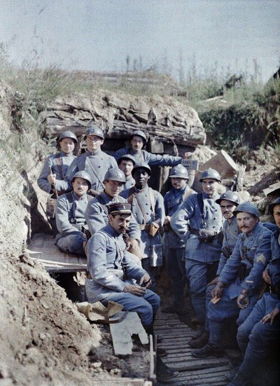 En gruppe franske soldater i en skyttegrav på frontlinjen, Hirtzbach, Department Haut-Rhin, Alsace, Frankrig, 16. juni 1917 (autokrom) af Paul Castelnau