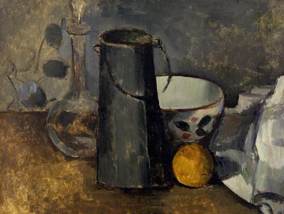 Stilleben med karaffel, mælkedåse, skål og appelsin af Paul Cézanne