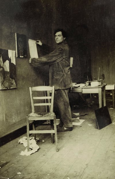 Amedeo Modigliani i sit atelier, ca. 1915 (s/h-foto) af Paul Guillaume