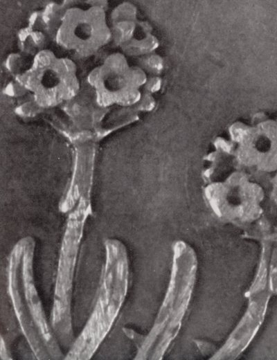 Detalje af en 3-penny-mønt (s/h-foto) af Paul Henning