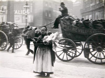 En kvindelig avis sælger, London, ca. 1890
