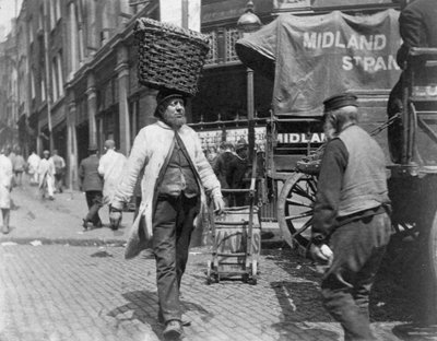 Fiskeportører på Billingsgate Market, London, 1893. af Paul Martin