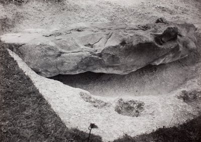 Sten forsænket i græs af Paul Nash