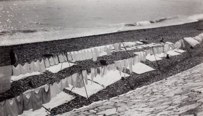 Tørring af vasketøj på stranden, Nice af Paul Nash