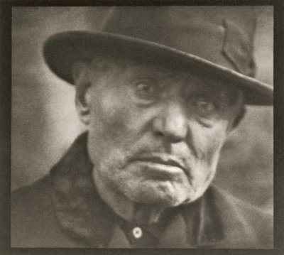 Fotografi - New York [Mand - Five Points Square]. af Paul Strand