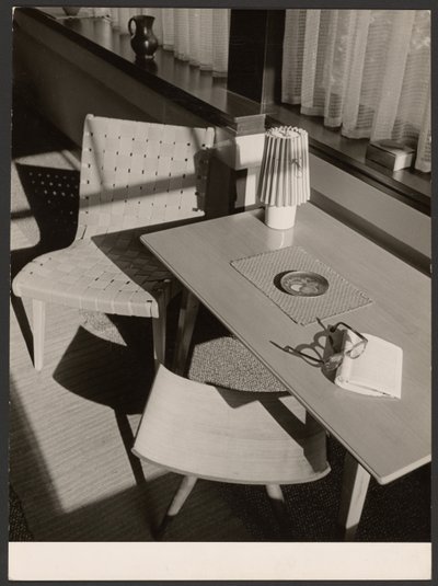 [Bord og stol] af Paul Wolff