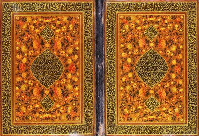 En Qajar Qur"an-binding, malet med et blomstermotiv og en medaljon indeholdende en thuluth-indskrift, ca. 1801-2 af Persian School