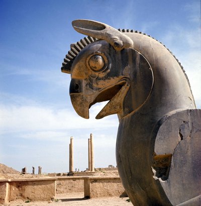 Et griffon, legendarisk væsen halvt ørn, halvt løve. Søjle af Apadana, stor retssal, overvundet af disse hovedstæder, palads af Darius I, Persepolis, Iran. af Persian School