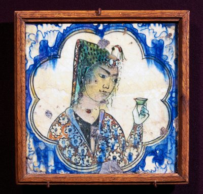 Keramiske fliser, der viser ung kvinde, der holder vase, persisk civilisation af Persian School