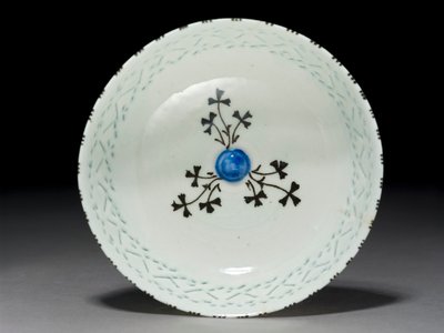 Gombroon Bowl, Iran, Safavid-periode, (stenpasta med gennembrudt dekoration og sort underglasur) af Persian School