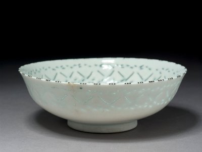 Gombroon Bowl, Iran, Safavid-periode (stenpasta med gennembrudt dekoration og sort underglasur) af Persian School