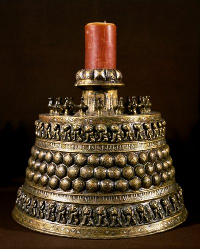 Islamisk kunst: bronze lysestage med sølv indlæg. Persisk kunst fra det 12. århundrede. Kairo, Museum for Islamisk Kunst af Persian School