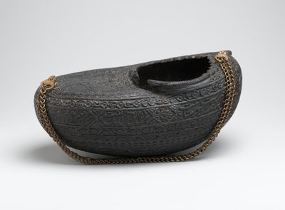 Kashkul, eller tiggerskål, med portræt af dervisher og en bereden falkoner, Iran, 1880 (coco de mer skal og kæde) af Persian School