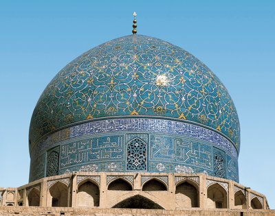 Persisk arkitektur (Safavid): kuplen af den kongelige moske (eller Masjid I-Shah): detalje af keramikken fra indgangen. 1612-1630. Isfahan (Isfahan eller Espahan, Esfahan), Iran. af Persian School