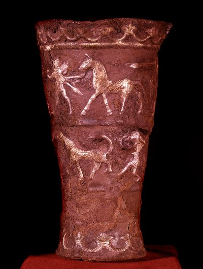 Persisk kunst: sølvbæger indlagt med guld fra Hassanlu, 9. århundrede f.Kr. Kampscener i toppen og bunden jagtscener nederst. Teheran, arkæologisk museum. af Persian School