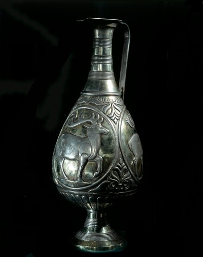 Persisk kunst: sølvkaraf dekoreret af medaljoner, der repræsenterer hjorte. 5.-7. århundrede. Privat samling af Persian School