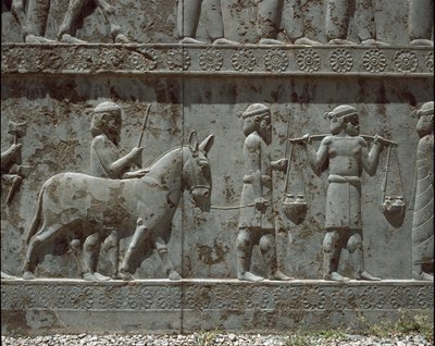 Underdanige folk bringer gaver til Darius I. Relieffer af den østlige trappe i Apadana, 6. århundrede f.Kr. af Persian School