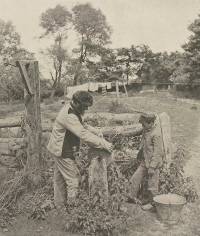 At the Grindstone--A Suffolk Farmyard, 1888. af Peter Henry Emerson