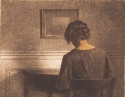 Ung pige ved et halvcirkelformet bord af Peter Vilhelm Ilsted