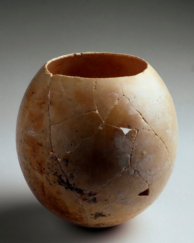 Fønikisk kunst: tomt strudseæg. Fra Laurita (Tømmer). 7. århundrede f.Kr. Svag. 13,2 cm Grenada, Arkæologisk Museum af Phoenician