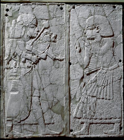 Fønikisk civilisation: Sengepynt dekoreret med et elfenbensfarvet lavrelief, der repræsenterer en vagt, der præsenterer en løve for kongen. Fra stedet for Ugarit eller Ugarit, gammelt syrisk citat på Tell de Ras Shamra. 14. århundrede f.Kr. Søn 24 cm Damas af Phoenician