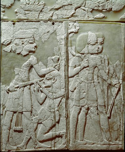 Fønikisk civilisation: Sengepynt med et lavt elfenbensrelief, der repræsenterer en kongetruende fjende. Fra stedet for Ugarit eller Ugarit, gammelt syrisk citat på Tell de Ras Shamra. 14. århundrede f.Kr. Søn 24 cm Damaskus, Nationalt Arkæologisk Museum Sy af Phoenician