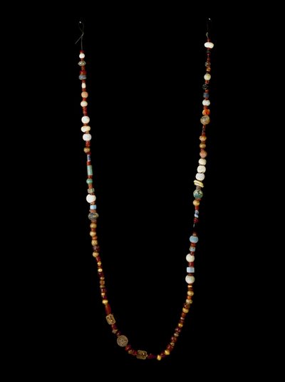 Fønikisk civilisation: halskæde af guld, sølv, karneol og glaspasta. Svag. 97 cm 6. århundrede f.Kr. Museum i Cartagena, Spanien af Phoenician School