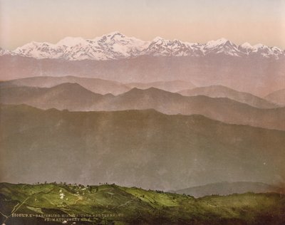 Darjeeling. Kinchinjunga og sneen fra Kutcherry Hill af Photoglob Co. (Zurich, active c. 1890 1910)