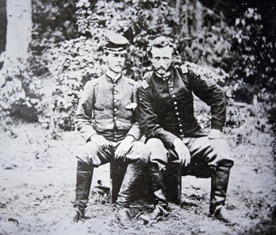 Portræt af løjtnant George A. Custer (1839-1876) (hatløs) med sin krigsfangeløjtnant Washington fra den konfødererede hær, taget til fange i maj 1862 (s/h-foto) af Photographer American