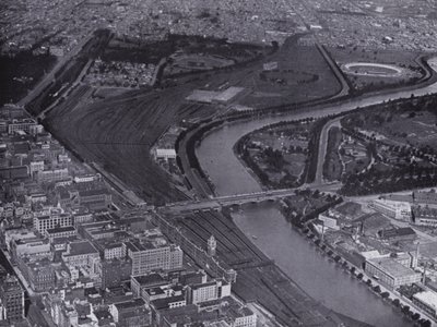 Melbourne: En luftfoto af Jolimont Railway Yards og floden Yarra, der viser en lille del af byen og Richmond i det fjerne (s/h foto) af Photographer Australian