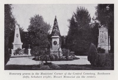 Æresgrave i Musikerhjørnet på Central Cemetery, Beethoven (venstre), Schubert (højre), Mozart Memorial (i midten) (s/h foto) af Photographer Austrian
