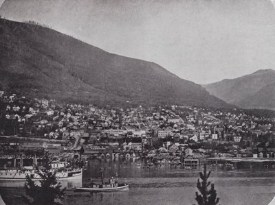 Nelson, fra den anden side af Kootenay-floden (s/h foto) af Photographer Canadian