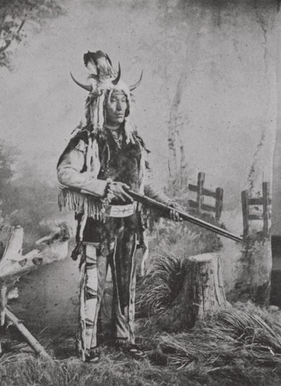Stenet indianer i krigskostume (s/h-billede) af Photographer Canadian