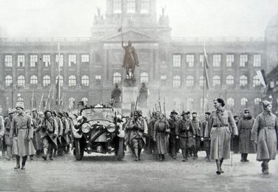 Tjekkiske tropper ledsager præsident Thomas Masaryk i Prag den 25. december 1918 (s/h foto) af Photographer Czech