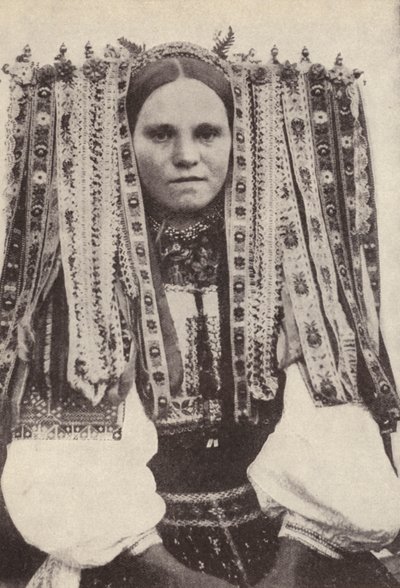 Tjekkisk kvinde iført en hovedbeklædning af bånd, hvor hvert bånd angiver en bejler, hun nægtede i ægteskab (s/h foto) af Photographer Czech