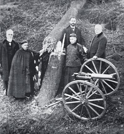 Hiram Maxim demonstrerer kraften i sin pistol til kinesiske regeringsembedsmænd (s/h foto) af Photographer English