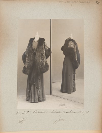 Albumside: House of Worth, Shawl af Photographer French