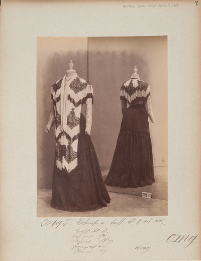Albumside: House of Worth, Shoulder Cape af Photographer French