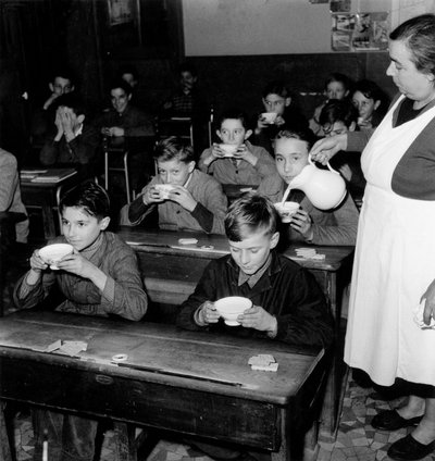Gratis mælk i franske skoler, 8. december 1954 (s/h-foto) af Photographer French