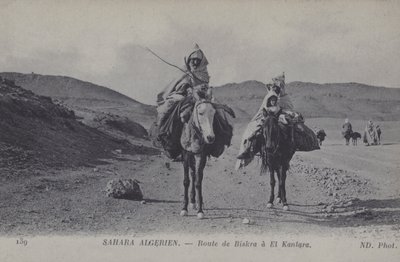 Rejsende i den algeriske Sahara på vejen fra Biskra til El Kantara (s/h-billede) af Photographer French