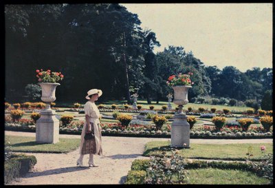 Kvinde går i haven ved Bagatelle, Paris, ca. 1920 (foto) af Photographer French