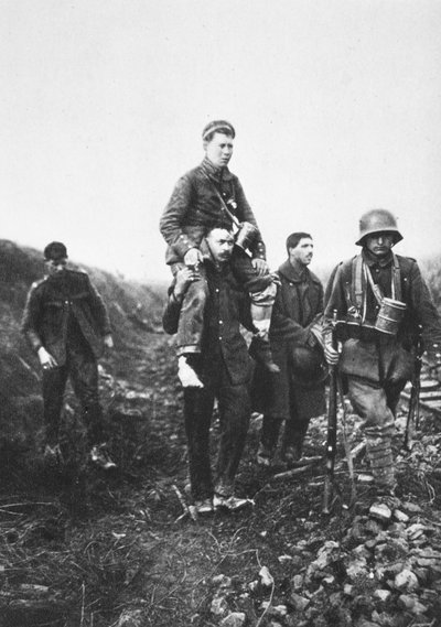 En tysk infanterisoldat med et såret ben bliver båret fra kamp af engelske krigsfanger (s/h foto) af Photographer German