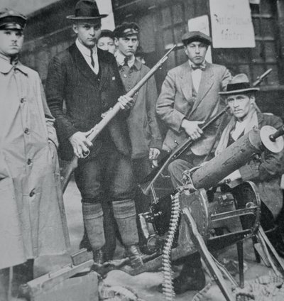 En gruppe oprørere indtager Münchens banegård af Photographer German