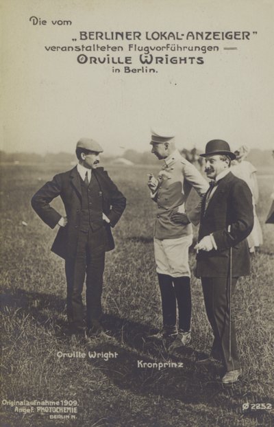 Den amerikanske flyver Orville Wright chatter med kronprins Wilhelm af Tyskland under et besøg i Berlin (s/h-billede) af Photographer German